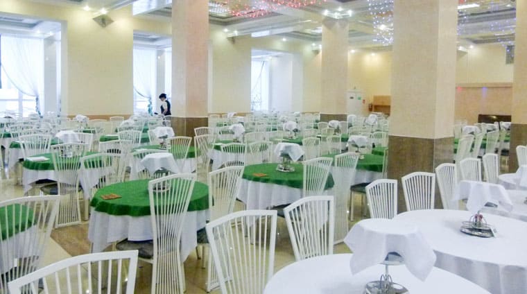 Большой зал столовой санатория Металлург в Ессентуках 